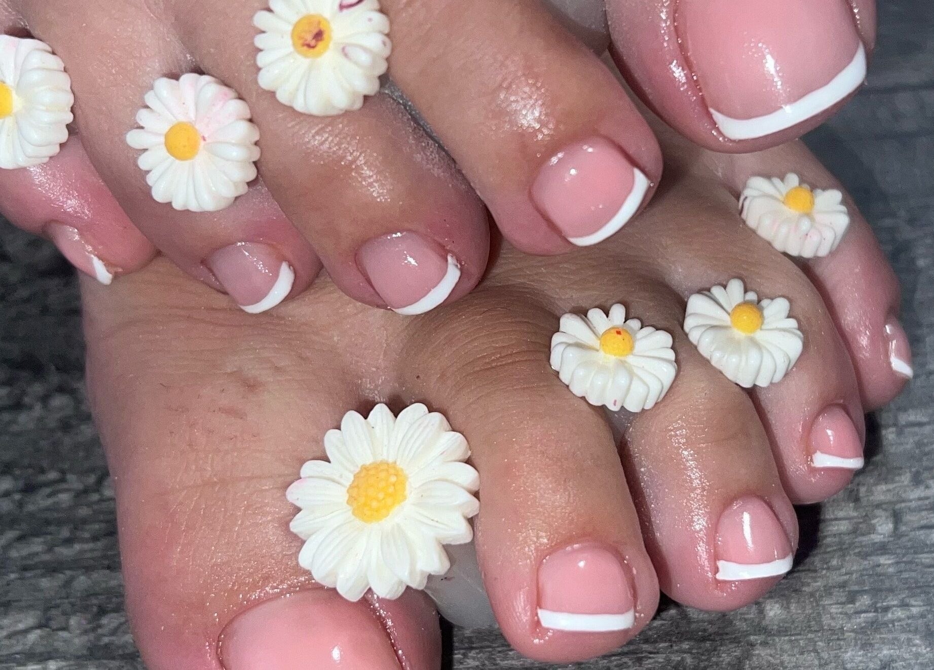 Chic floral nail art at Glitzy Nailz Fairy in Isle Of Man, Onchan, IM. Daisies on pastel toenails.