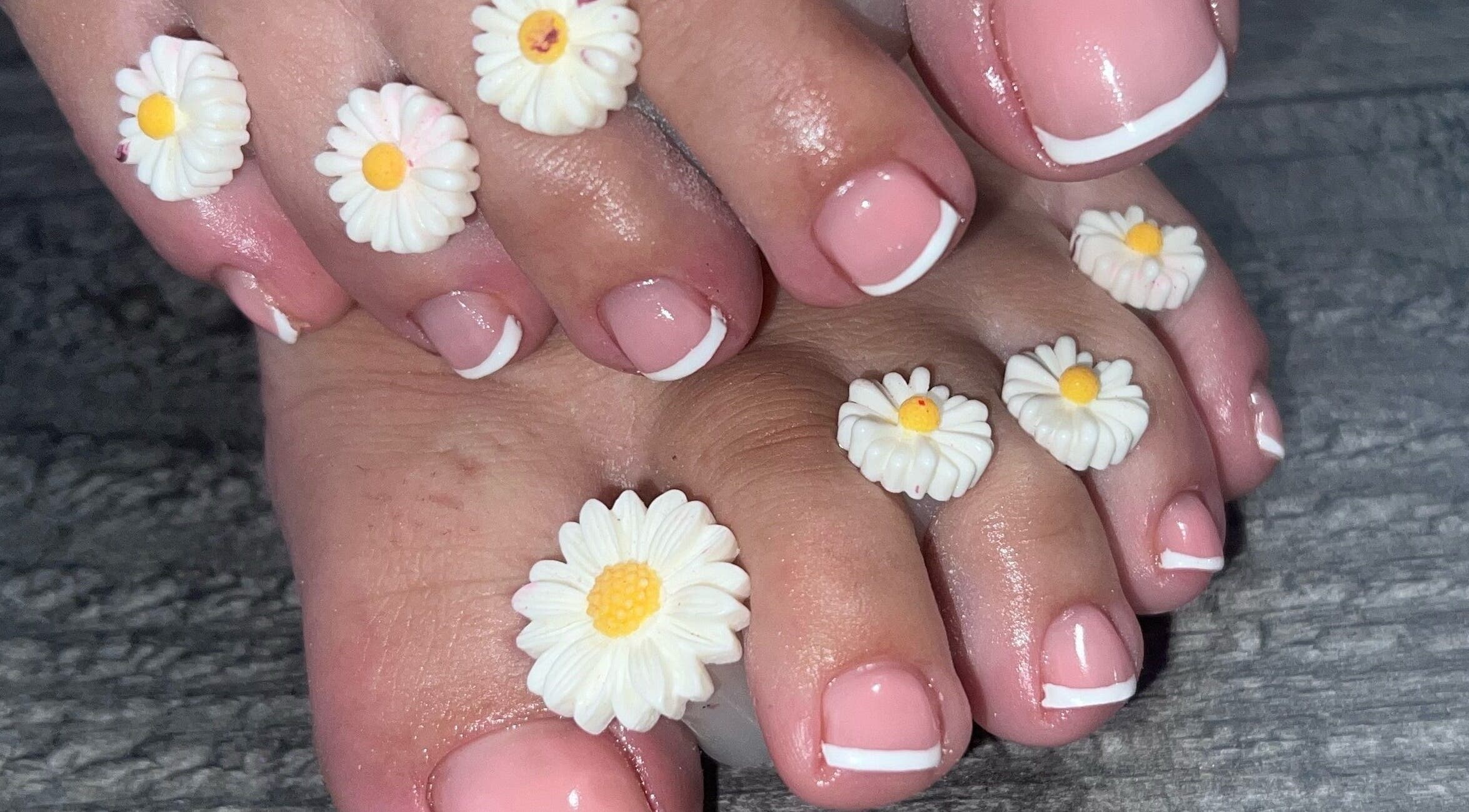 Chic floral nail art at Glitzy Nailz Fairy in Isle Of Man, Onchan, IM. Daisies on pastel toenails.