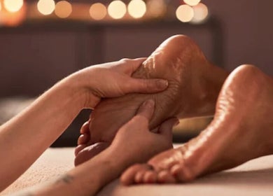 Relaxing foot massage at Lotus Holistics @ Nesta Valley/Lake Paradiso, Chew Magna, England, GB.