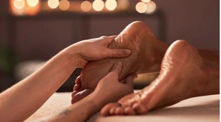 Relaxing foot massage at Lotus Holistics @ Nesta Valley/Lake Paradiso, Chew Magna, England, GB.