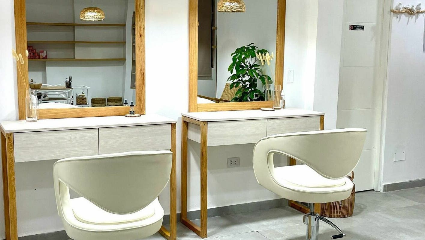 Interior de salón moderno en La Femme del Sur, Lima, Lima, PE con sillas blancas y decoración natural.