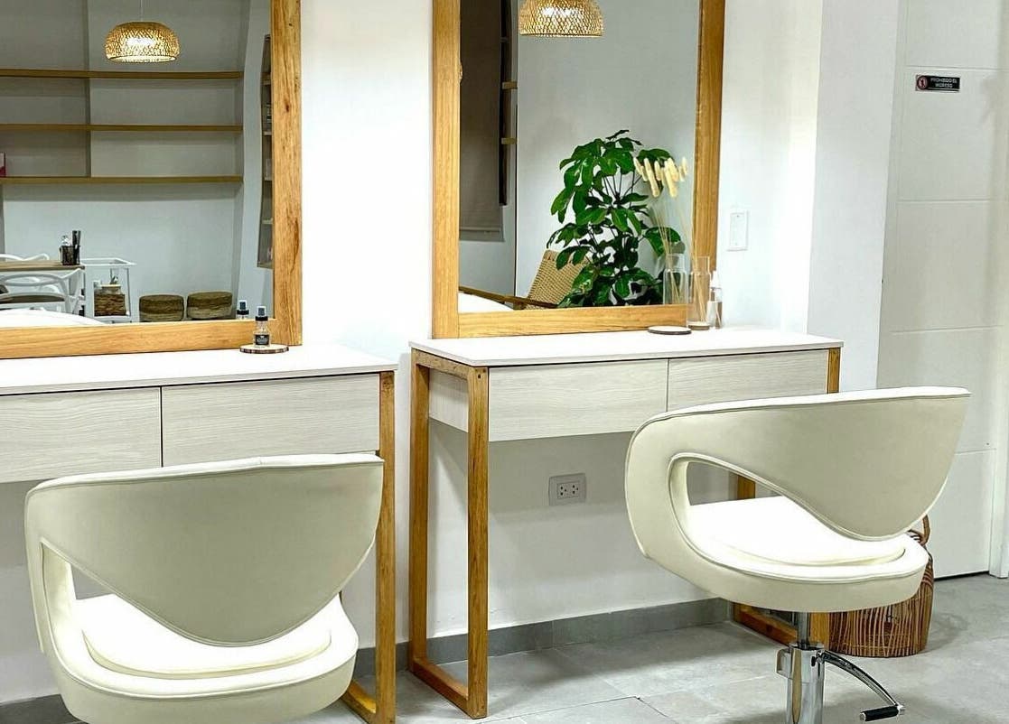 Interior de salón moderno en La Femme del Sur, Lima, Lima, PE con sillas blancas y decoración natural.