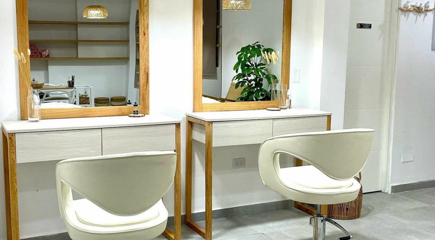 Interior de salón moderno en La Femme del Sur, Lima, Lima, PE con sillas blancas y decoración natural.