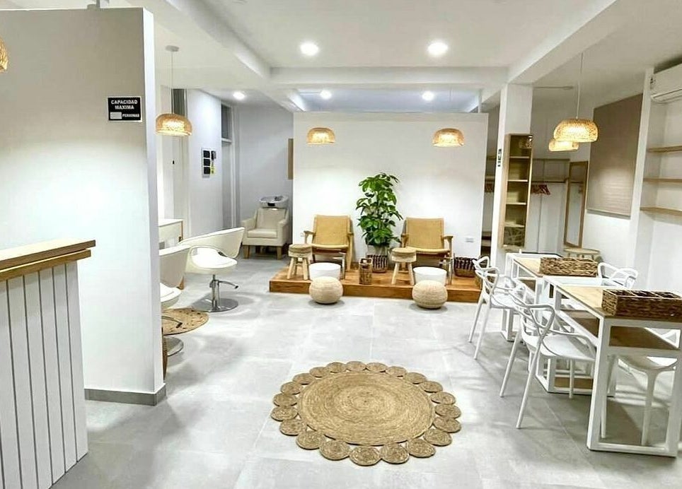 Interior moderno de La Femme del Sur en Lima, Lima, PE. Ambiente tranquilo con sillas y lámparas acogedoras.