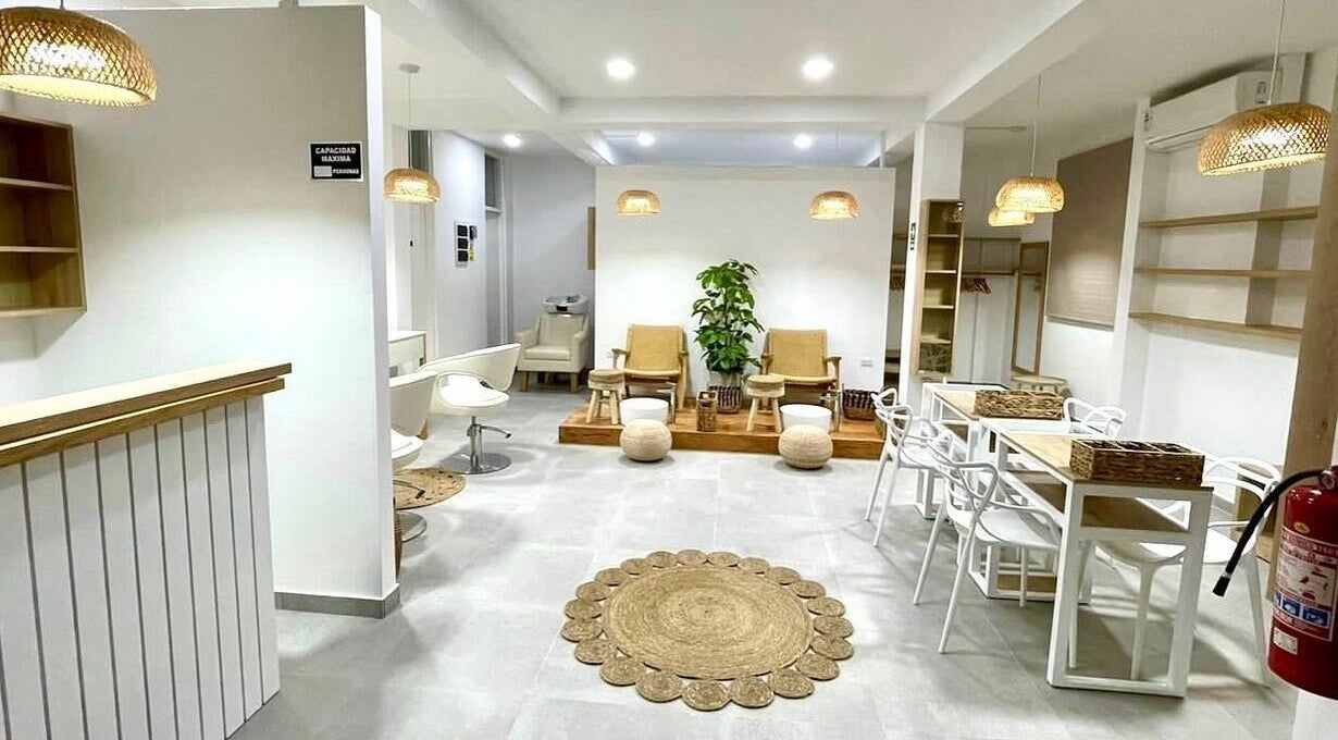 Interior moderno de La Femme del Sur en Lima, Lima, PE. Ambiente tranquilo con sillas y lámparas acogedoras.