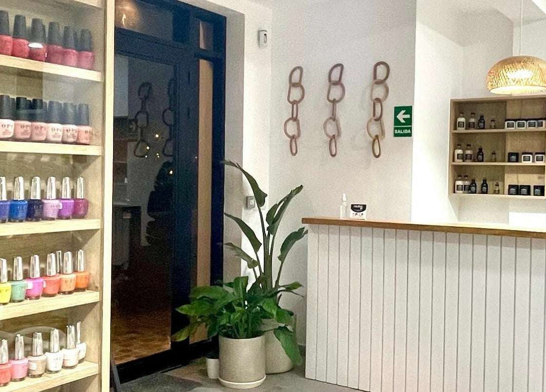 Recepción de La Femme del Sur en Lima, Lima, PE, con una estantería de esmaltes y decoración moderna.