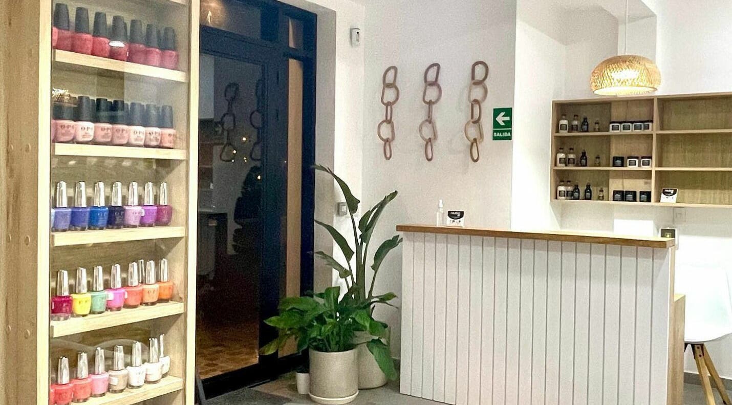 Recepción de La Femme del Sur en Lima, Lima, PE, con una estantería de esmaltes y decoración moderna.