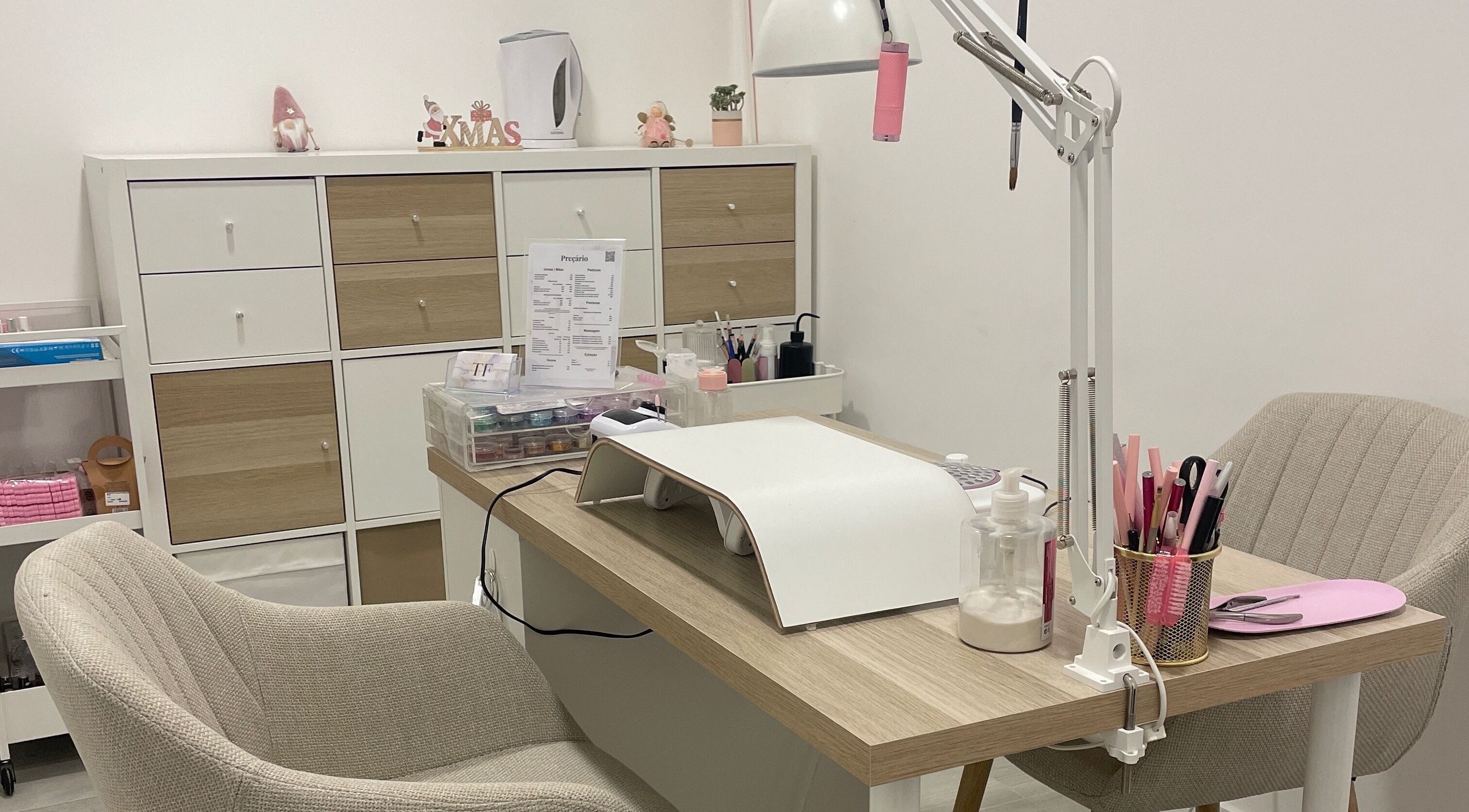 Espaço de manicure em Tatiana Filipe Nails, Faro, Faro, PT, com mesa e materiais organizados.