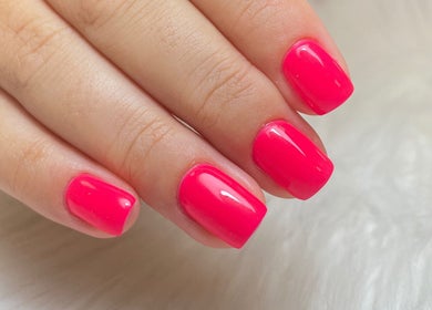 Unhas rosa vibrante feitas por Tatiana Filipe Nails em Faro, Faro, PT.