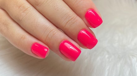 Unhas rosa vibrante feitas por Tatiana Filipe Nails em Faro, Faro, PT.