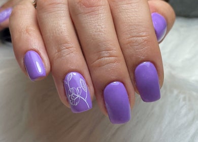 Unhas lilás elegantes com arte floral em Tatiana Filipe Nails, Faro, Faro, PT.