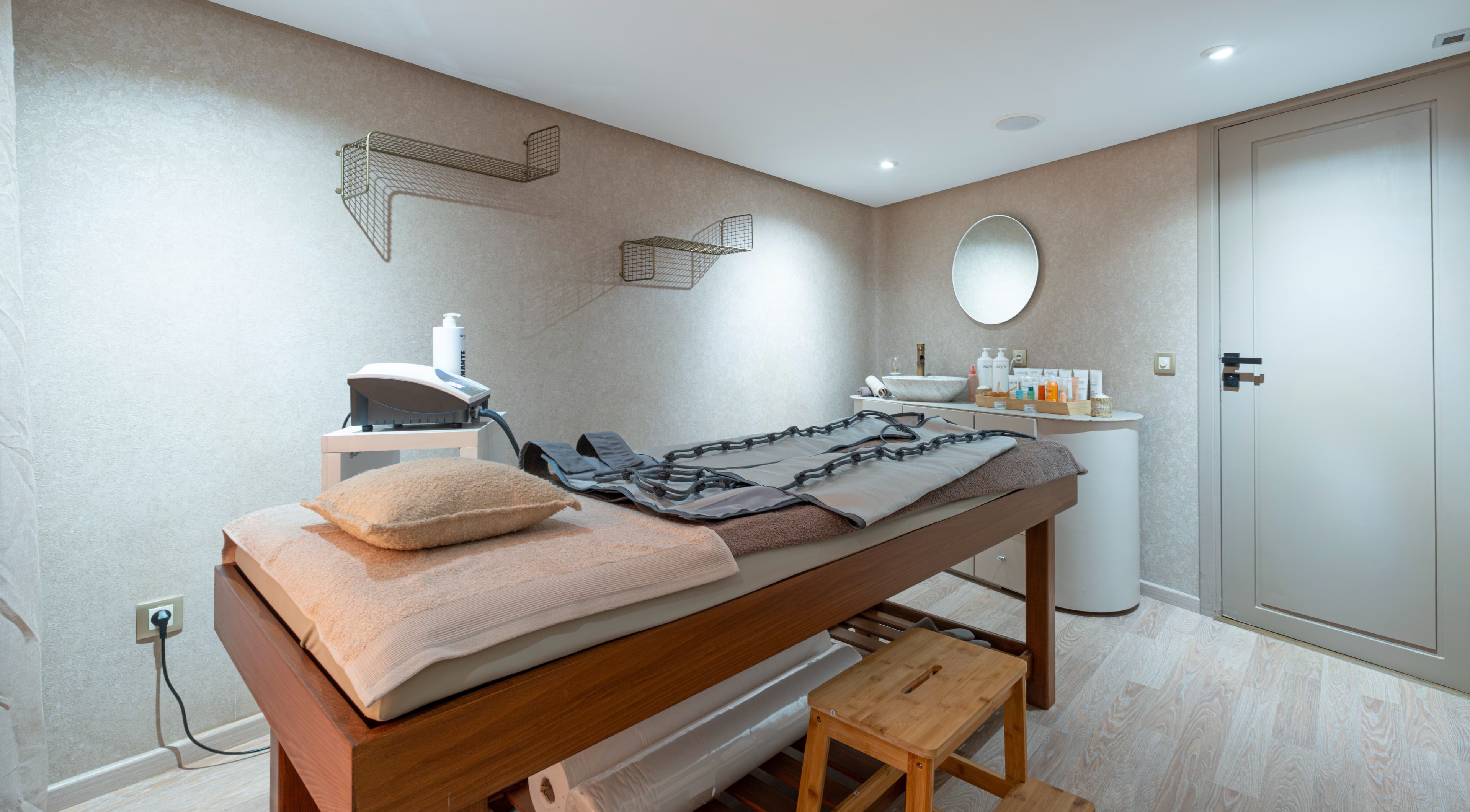 Salle de soin relaxante à Maison LO, Casablanca, Casablanca-Settat, MA. Ambiance apaisante et équipements modernes.