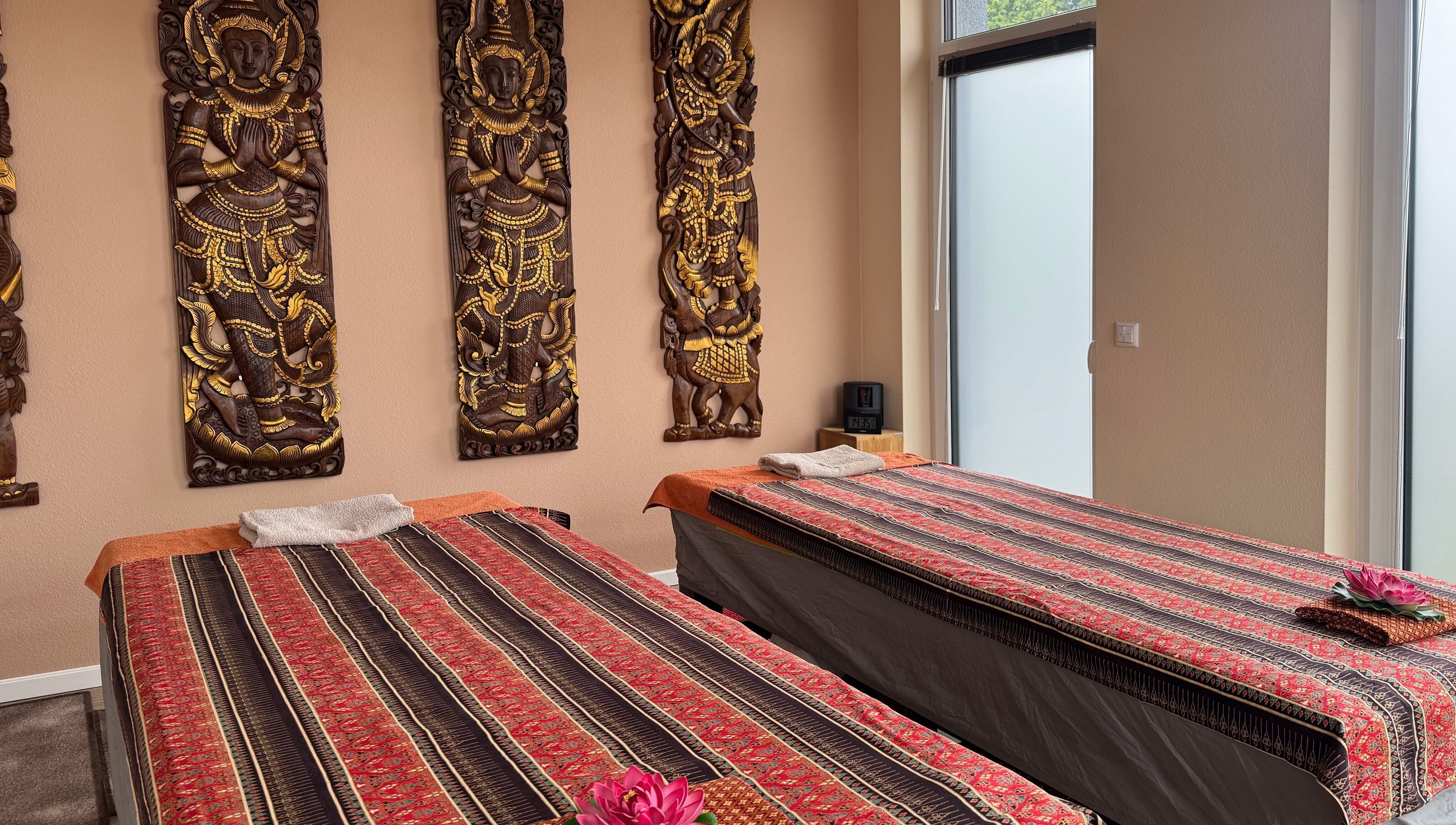 Rabiab-Becker-Thaimassage in Braunschweig, Niedersachsen, DE mit traditionellen Wanddekorationen und Massageliegen.