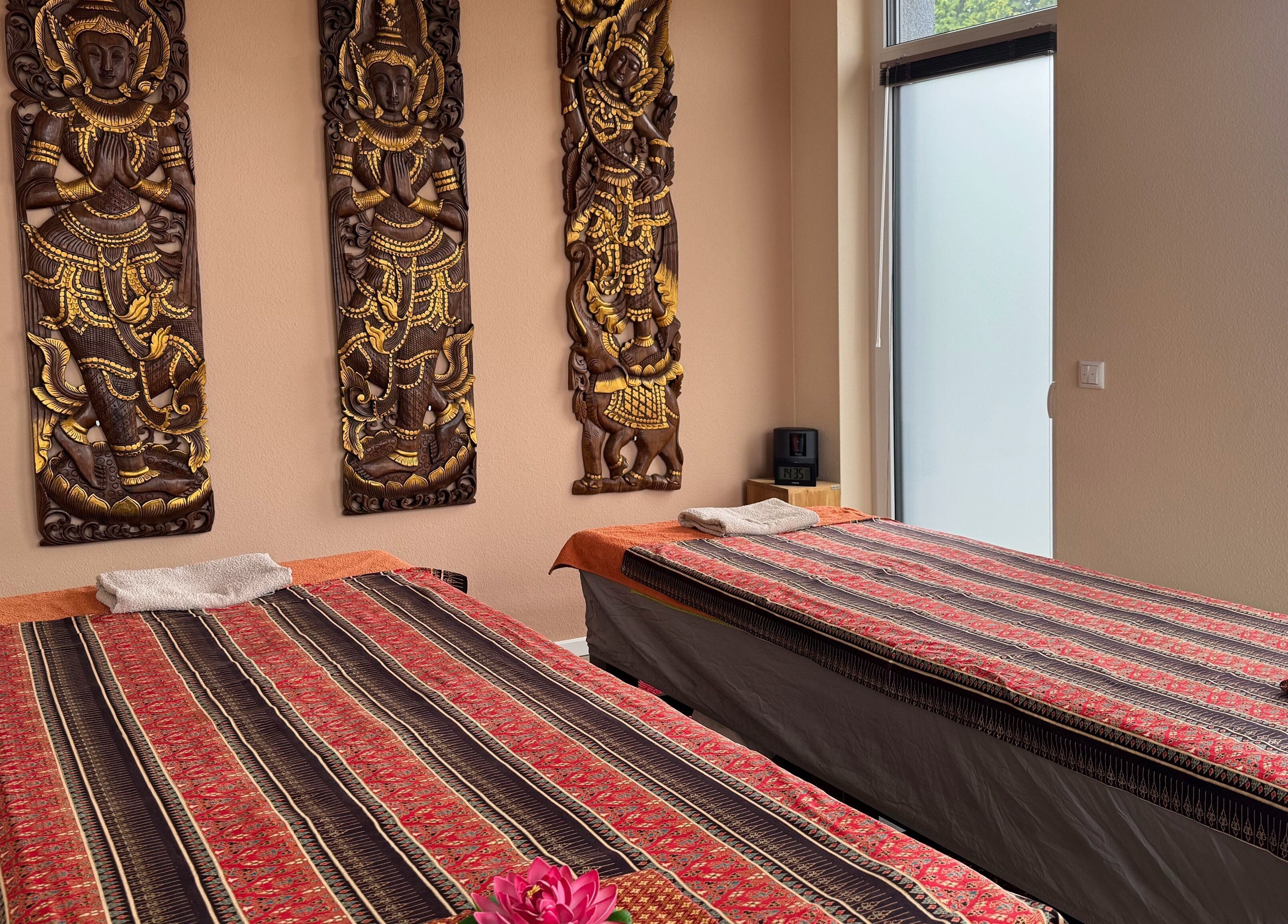 Rabiab-Becker-Thaimassage in Braunschweig, Niedersachsen, DE mit traditionellen Wanddekorationen und Massageliegen.