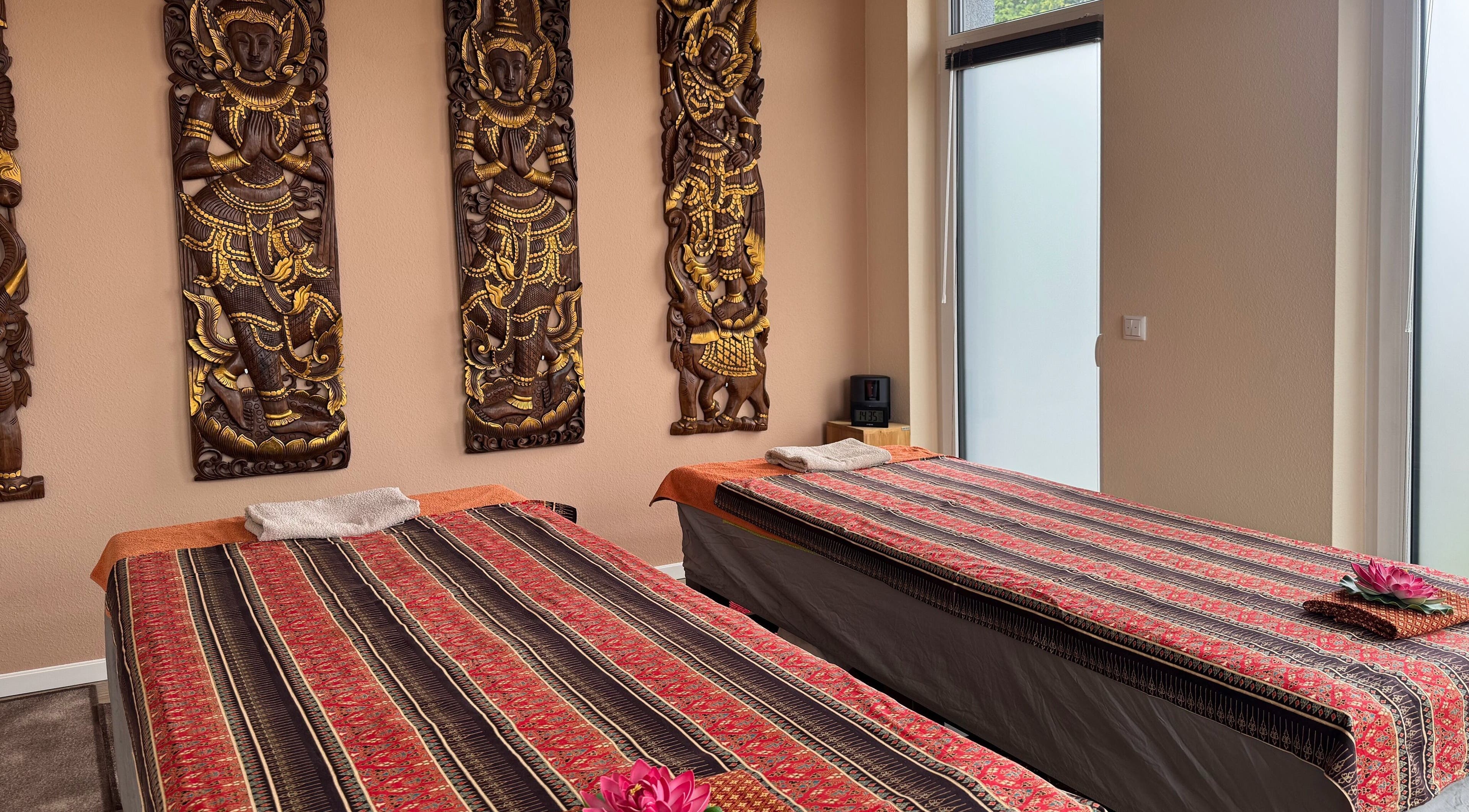 Rabiab-Becker-Thaimassage in Braunschweig, Niedersachsen, DE mit traditionellen Wanddekorationen und Massageliegen.