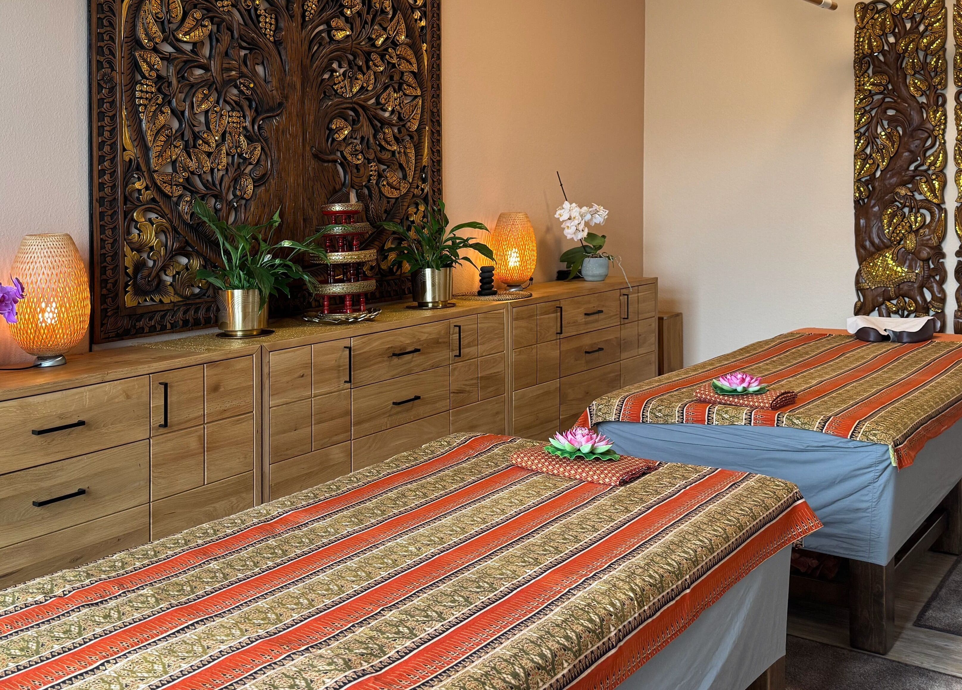 Wunderschöner Massageraum bei Rabiab-Becker-Thaimassage, Braunschweig, Niedersachsen, DE mit detaillierten Holzschnitzereien.