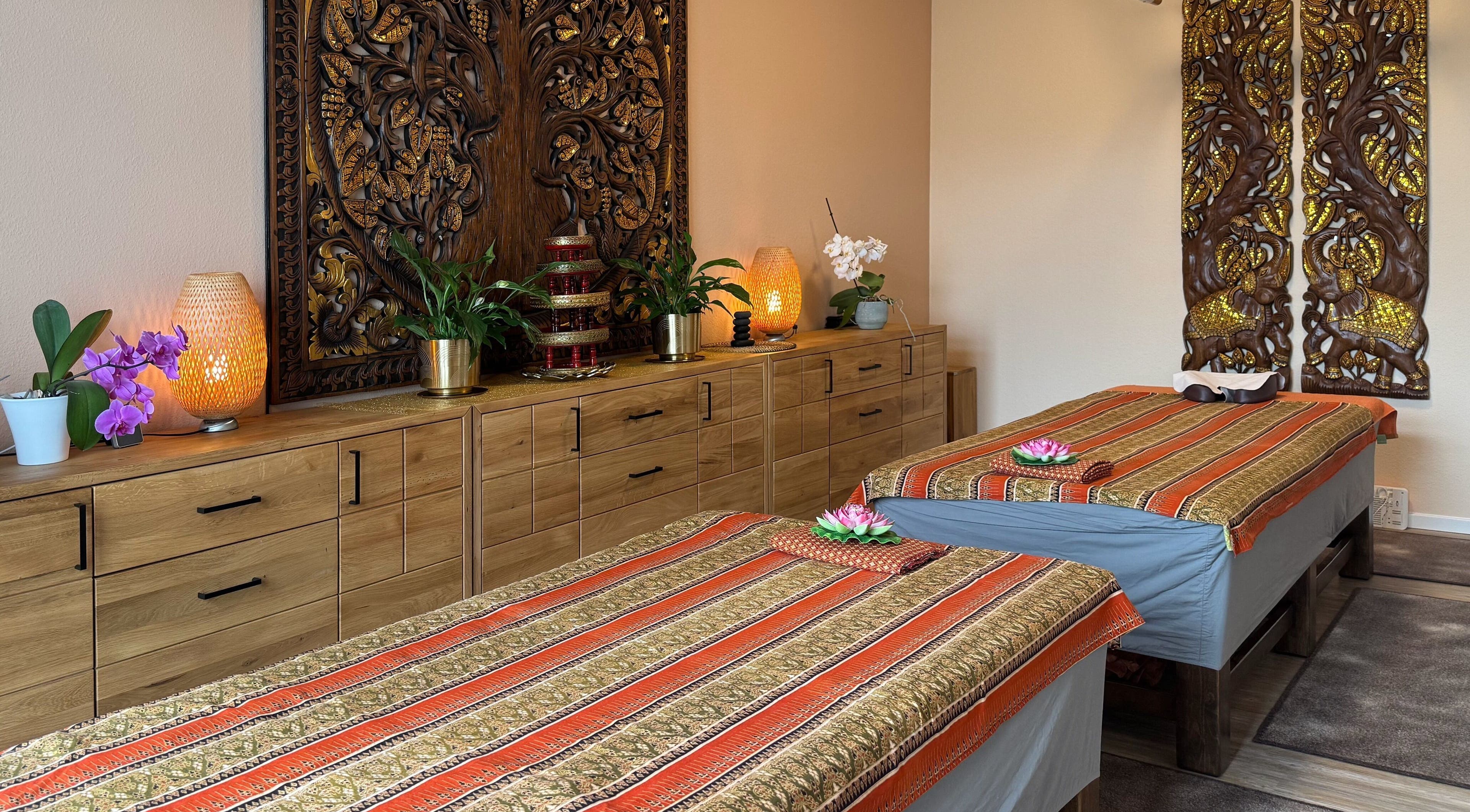 Wunderschöner Massageraum bei Rabiab-Becker-Thaimassage, Braunschweig, Niedersachsen, DE mit detaillierten Holzschnitzereien.