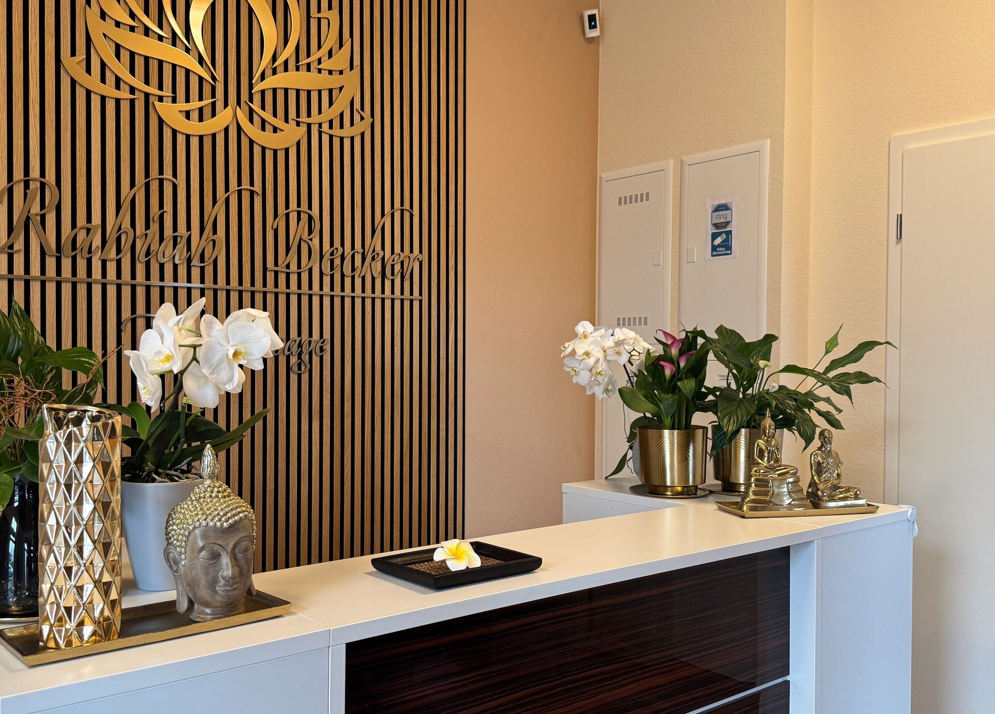 Empfangsbereich bei Rabiab-Becker-Thaimassage in Braunschweig, Niedersachsen, DE, stilvoll dekoriert.