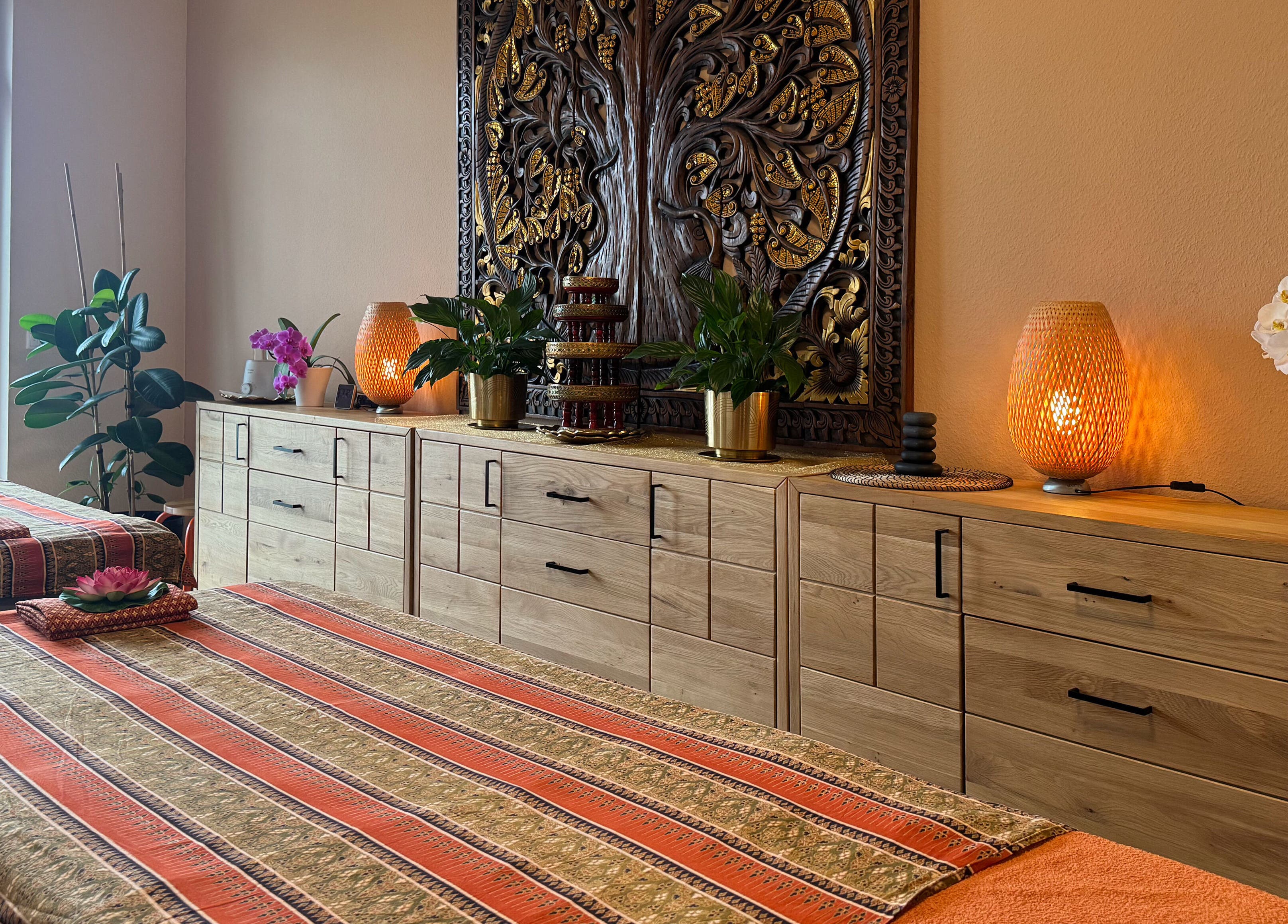 Massageraum bei Rabiab-Becker-Thaimassage, Braunschweig, Niedersachsen, DE, mit harmonischer Dekoration.