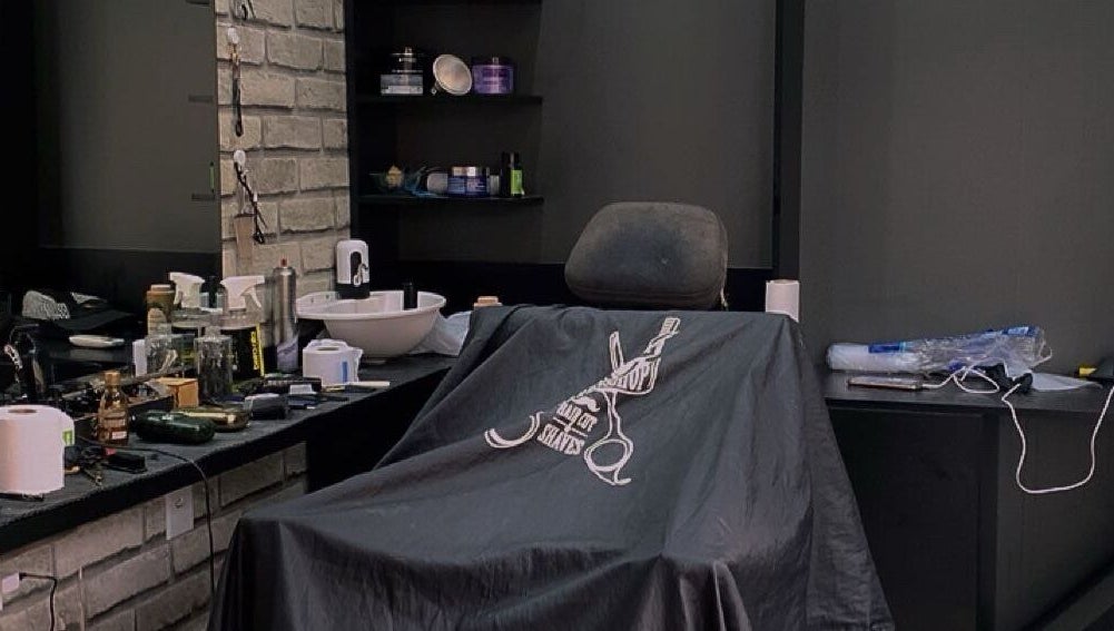 Interior sofisticado da Barbearia Malle em São Paulo, SP. Ambiente moderno com cadeira e produtos de beleza.