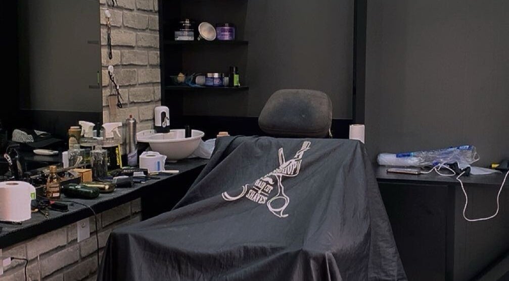 Interior sofisticado da Barbearia Malle em São Paulo, SP. Ambiente moderno com cadeira e produtos de beleza.