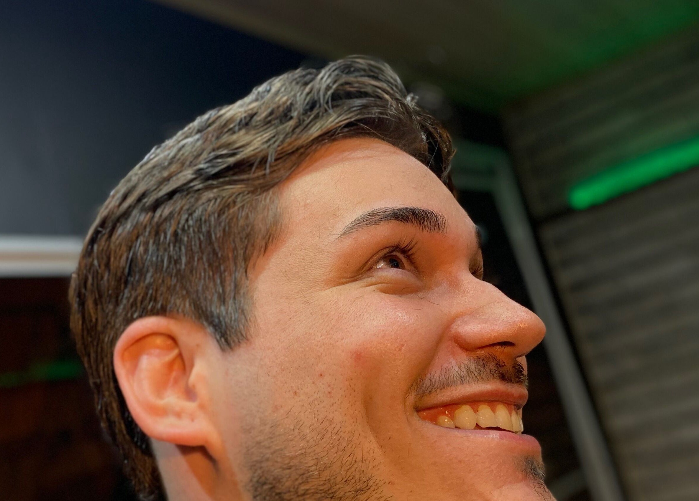 Cliente satisfeito em Barbearia Malle, São Paulo, São Paulo, BR, exibindo visual moderno e bem cuidado.