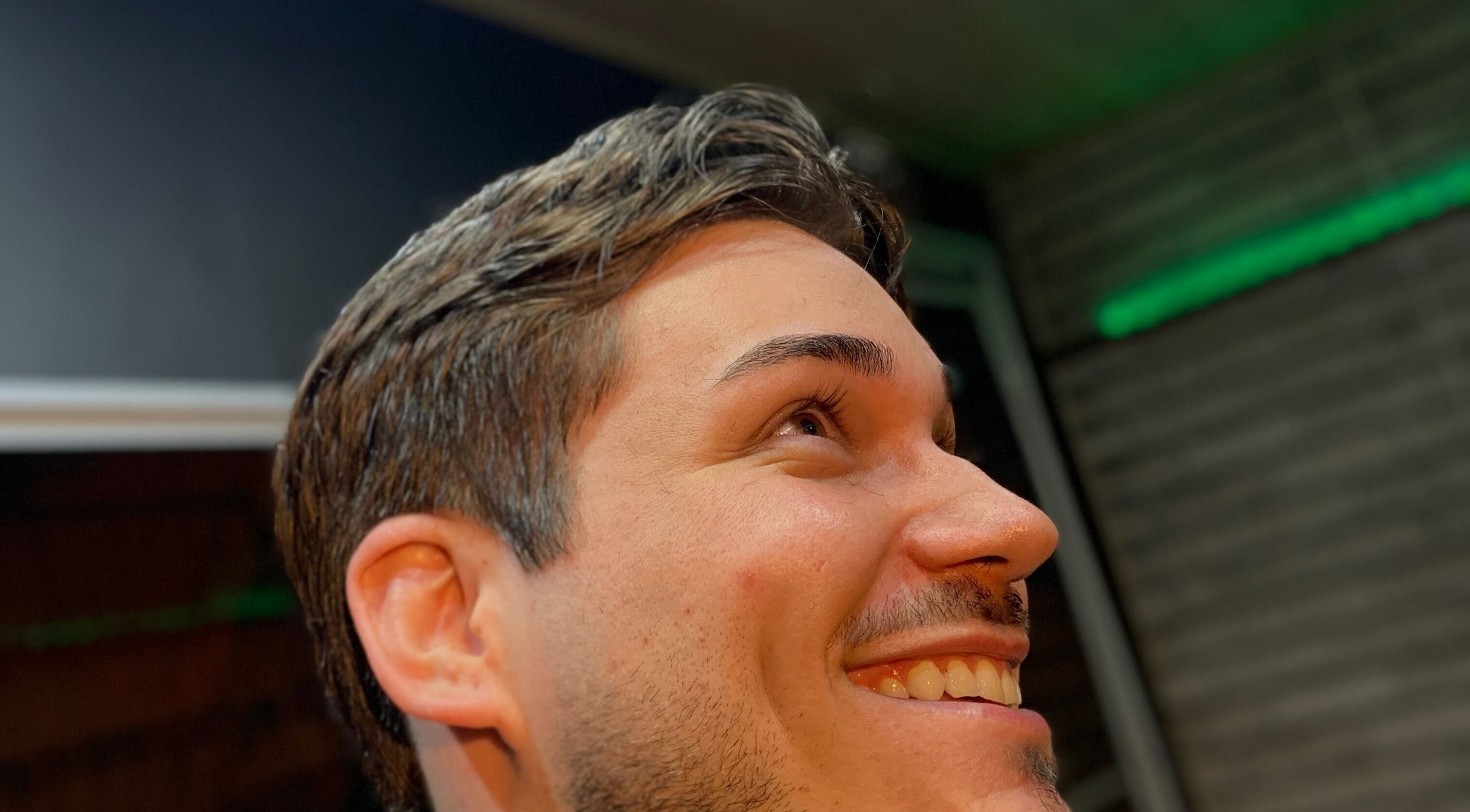 Cliente satisfeito em Barbearia Malle, São Paulo, São Paulo, BR, exibindo visual moderno e bem cuidado.