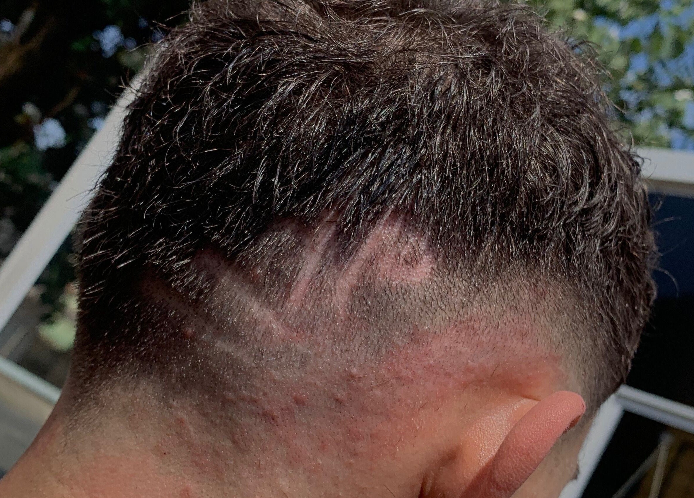 Corte de cabelo estilizado na Barbearia Malle, São Paulo, São Paulo, BR, com design inovador.