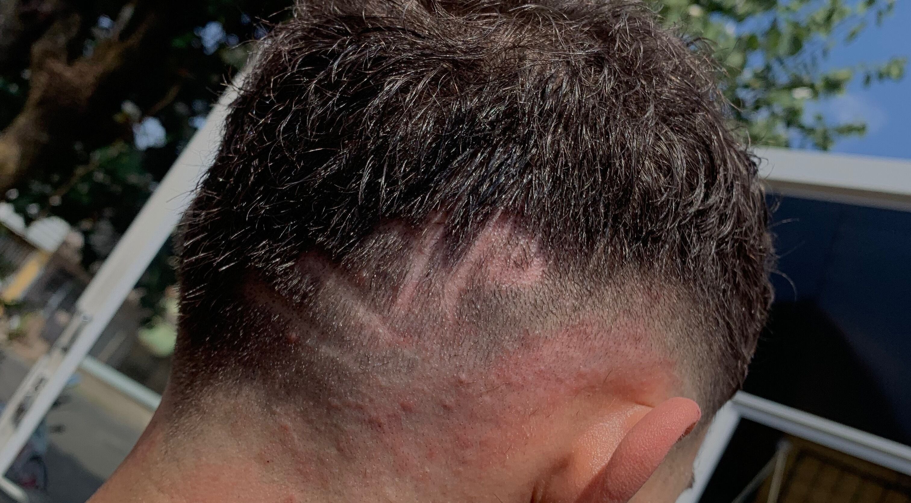 Corte de cabelo estilizado na Barbearia Malle, São Paulo, São Paulo, BR, com design inovador.