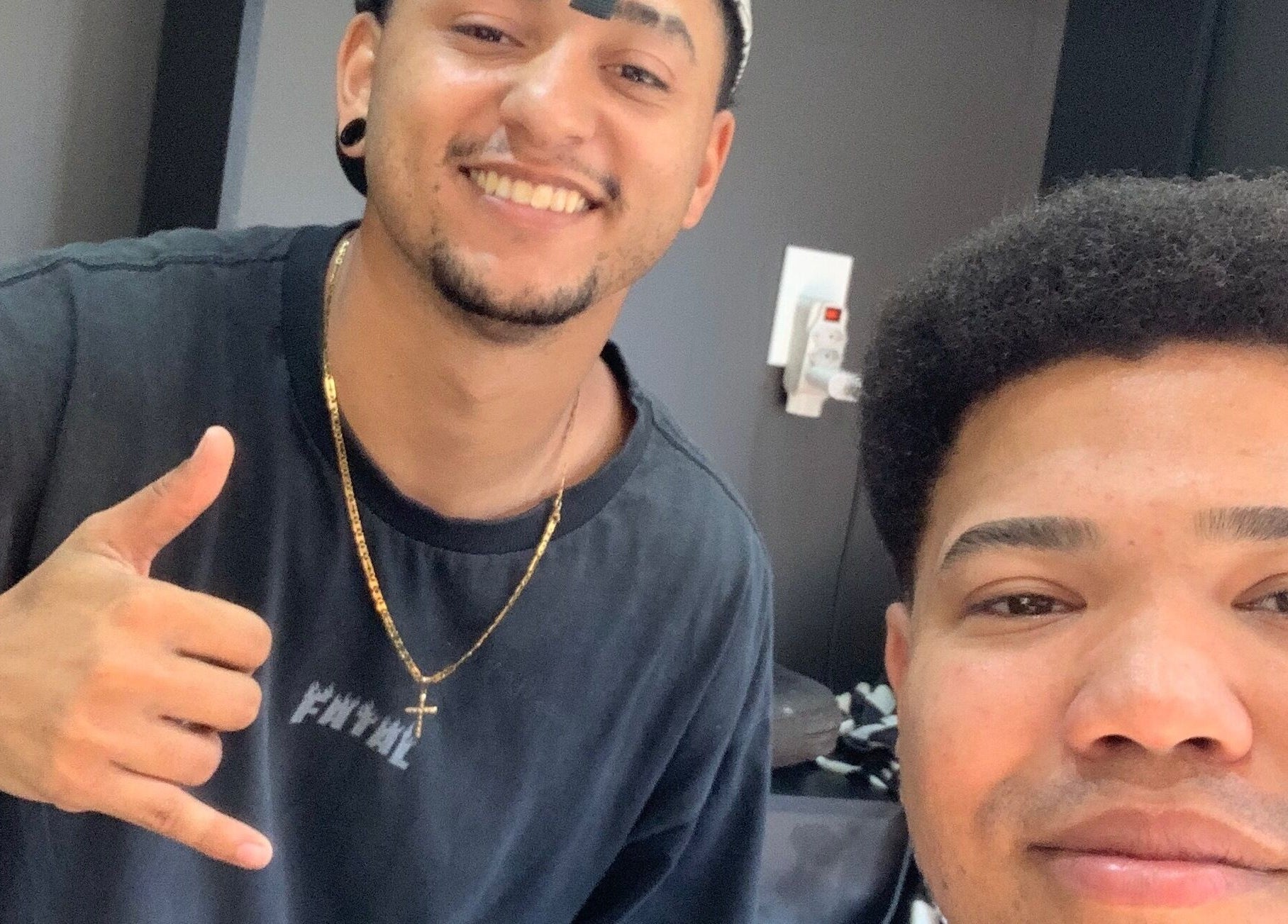 Clientes sorrindo na Barbearia Malle em São Paulo, São Paulo, BR, destacando estilo moderno.