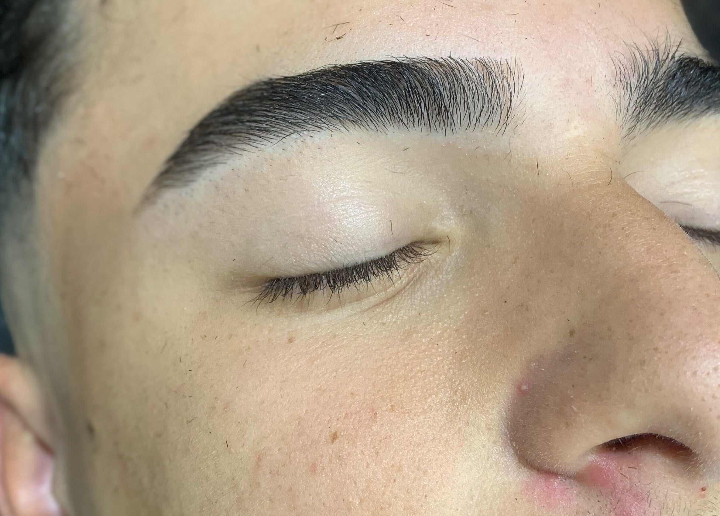 Detalhe de sobrancelha bem feita na Barbearia Malle, São Paulo, São Paulo, BR.