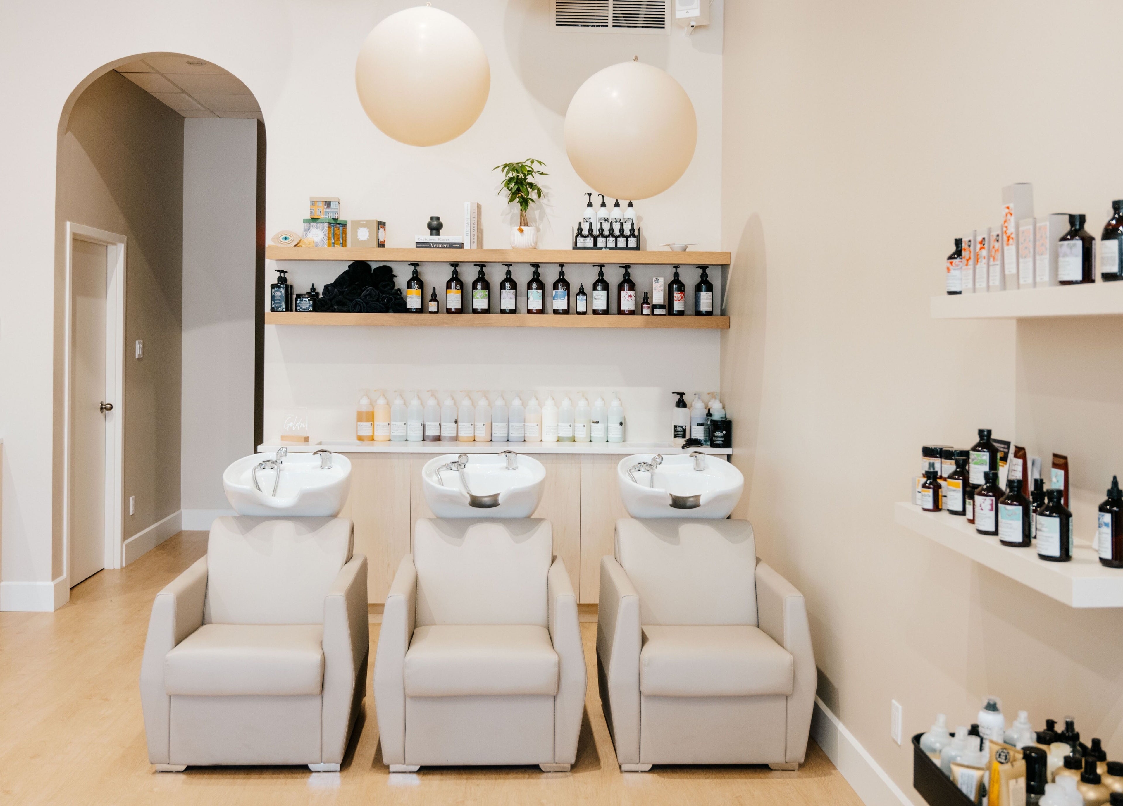 Modern salon wash stations at Salon Goldn, Laval, Québec, CA with elegant decor and premium products.