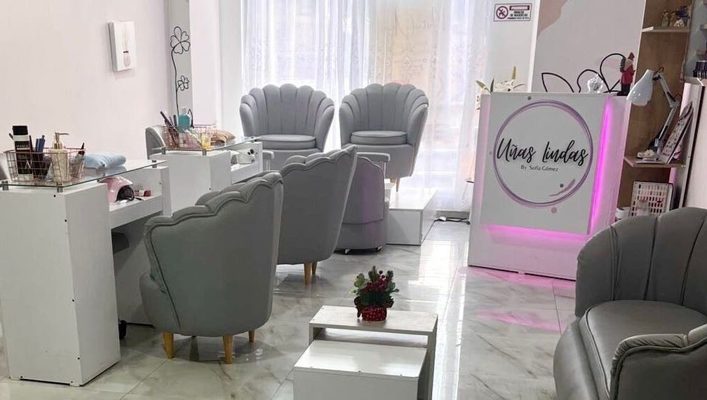 Interior acogedor de Uñas Lindas by Sofía Gómez en Samacá, Boyacá, CO, con sillas elegantes.