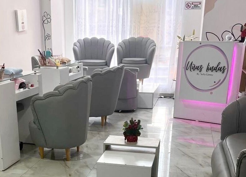 Interior acogedor de Uñas Lindas by Sofía Gómez en Samacá, Boyacá, CO, con sillas elegantes.