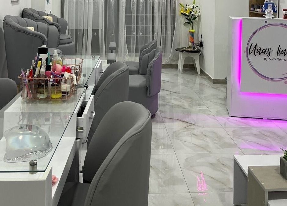 Lobby elegante de Uñas Lindas by Sofía Gómez en Samacá, Boyacá, CO con sillas modernas y decoración acogedora.