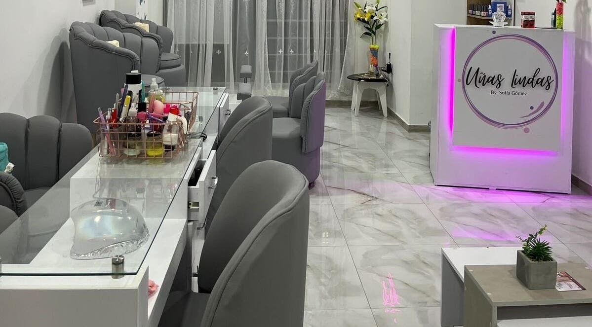 Lobby elegante de Uñas Lindas by Sofía Gómez en Samacá, Boyacá, CO con sillas modernas y decoración acogedora.