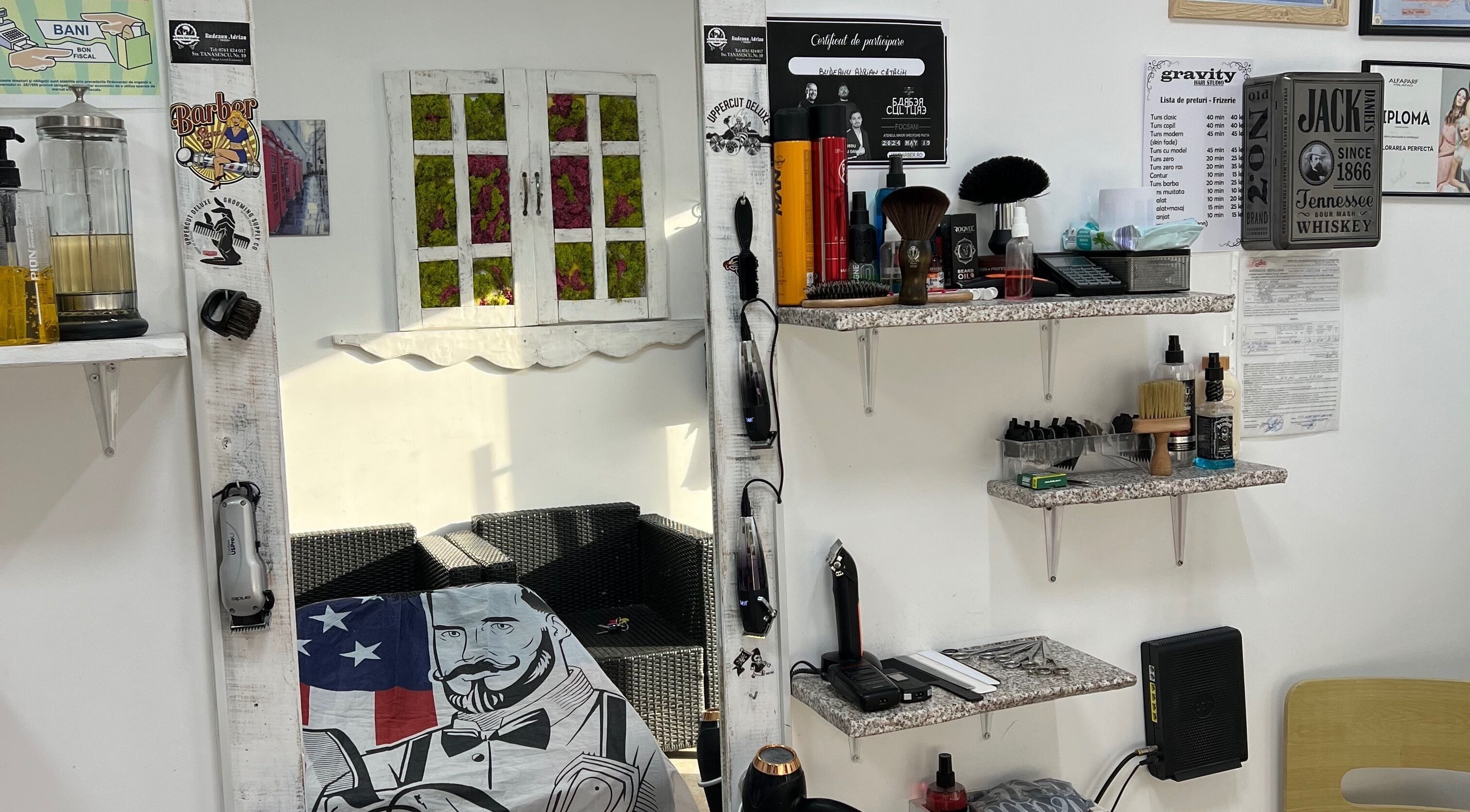 Interior modern la HairCut Men by Cătălin Budeanu, Focșani, Județul Vrancea, RO, cu un echipament barber stilat.