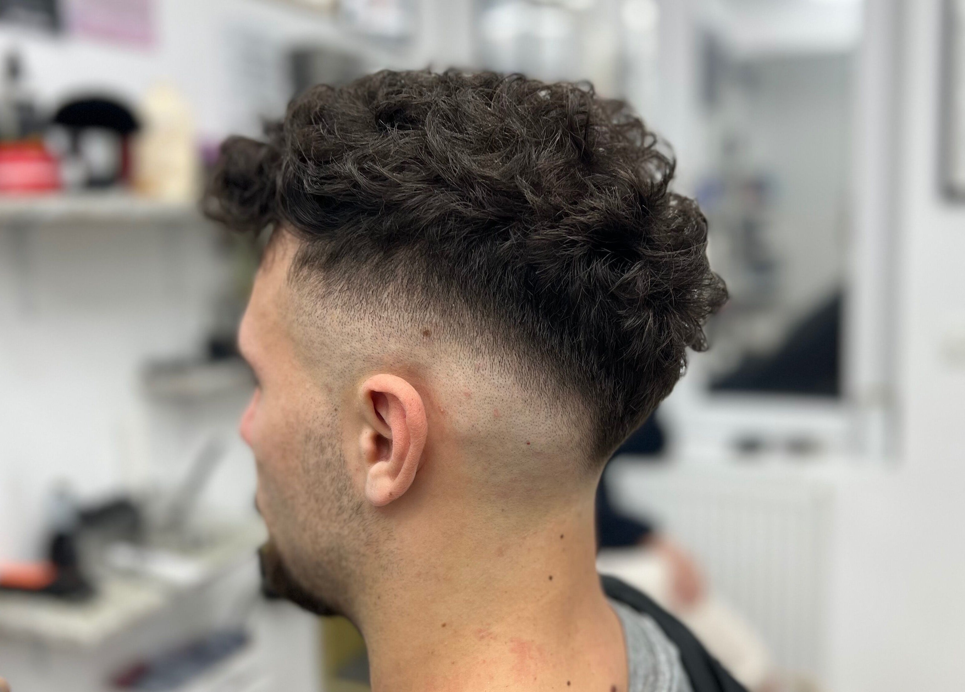 Tuns modern la HairCut Men by Cătălin Budeanu, Focșani, Județul Vrancea, RO. Aspect impecabil pentru bărbați.