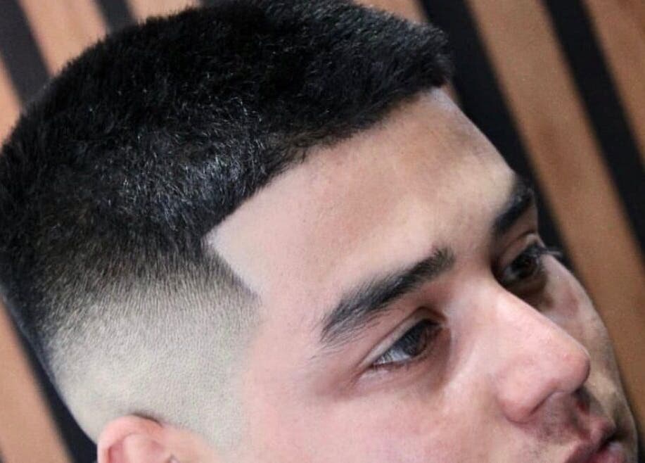 Corte de cabello fresco y moderno en Barber Estrada’s, Los Reyes De Salgado, Michoacán, MX.