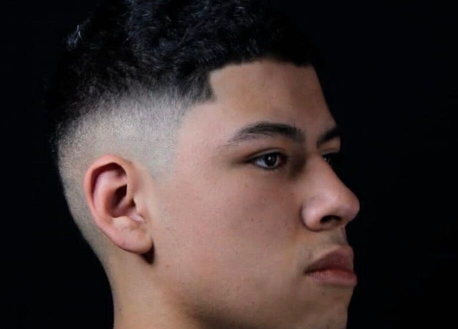 Corte de cabello moderno en Barber Estrada’s, Los Reyes De Salgado, Michoacán, MX. Estilo fade de perfil.