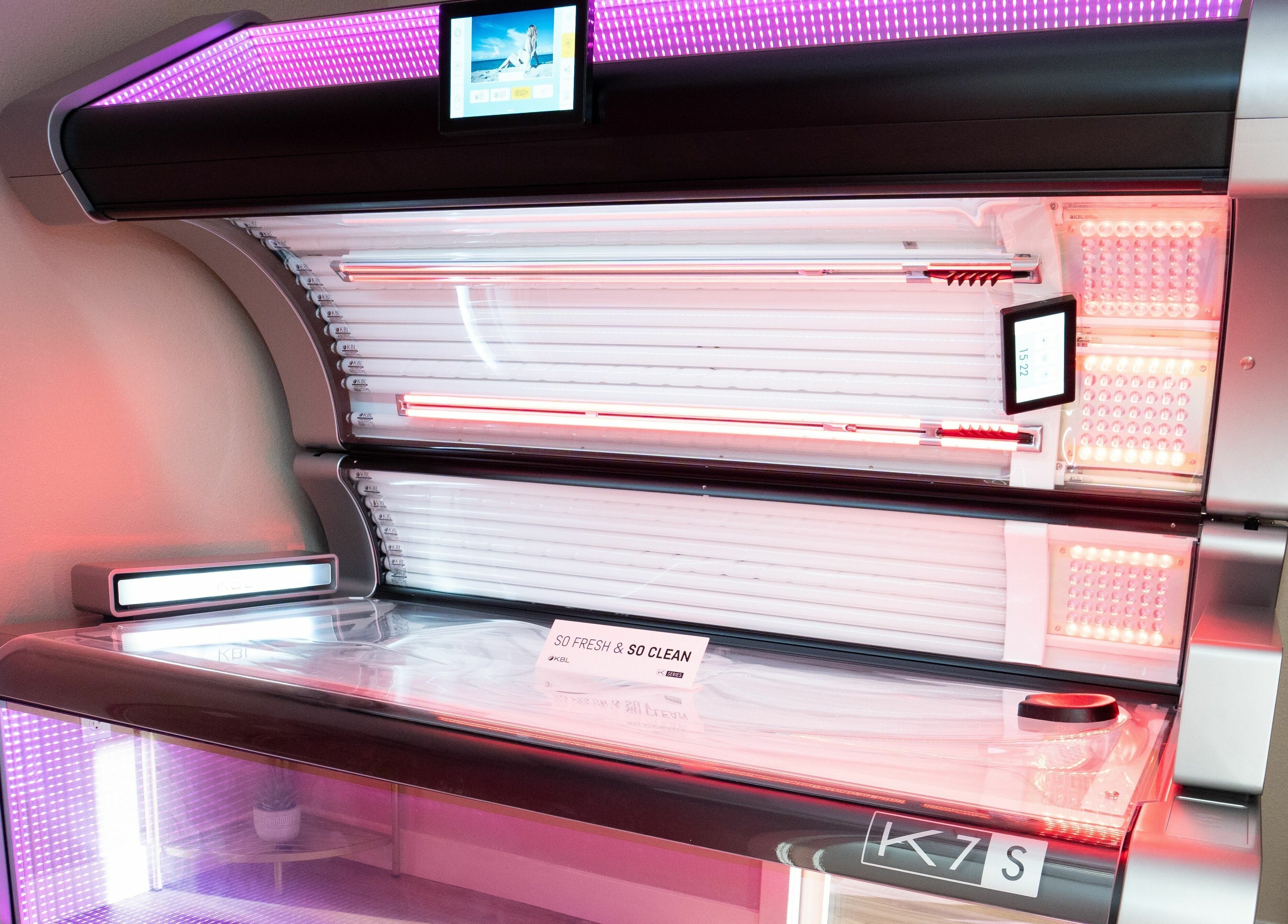 Glo House Sun Spa and Wellness Center: Modern tanning bed in Las Vegas, Nevada, US for ultimate relaxation.