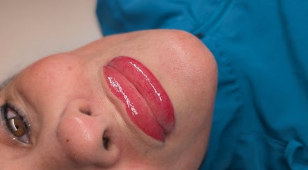 Soin des lèvres éclatantes chez Mariska Derma, Granby, Québec, CA.