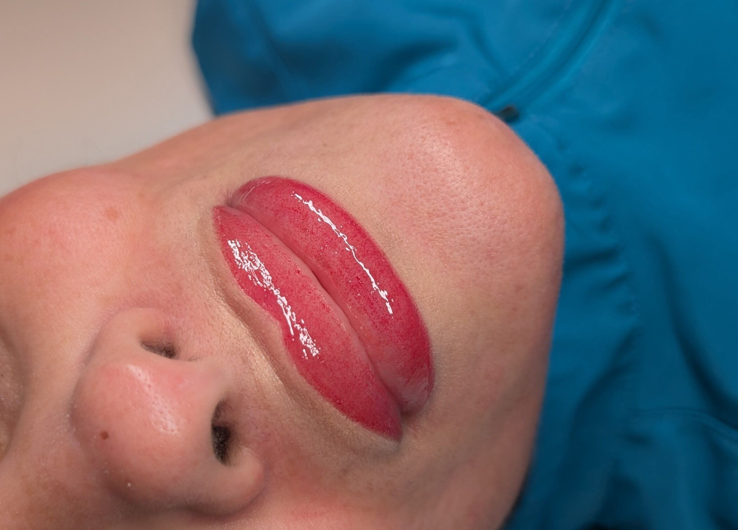 Lèvres brillantes après soin à Mariska Derma, Granby, Québec, CA.