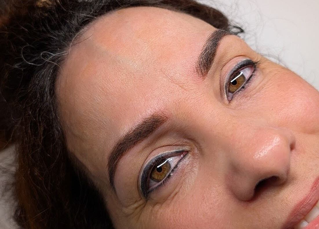 Client chez Mariska Derma à Granby, Québec, CA, montrant des résultats impeccables de dermo-cosmétique.