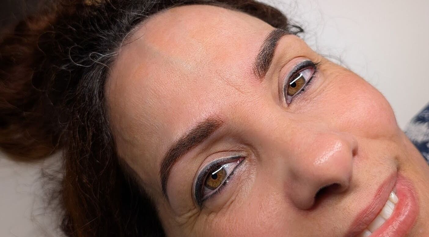 Client chez Mariska Derma à Granby, Québec, CA, montrant des résultats impeccables de dermo-cosmétique.