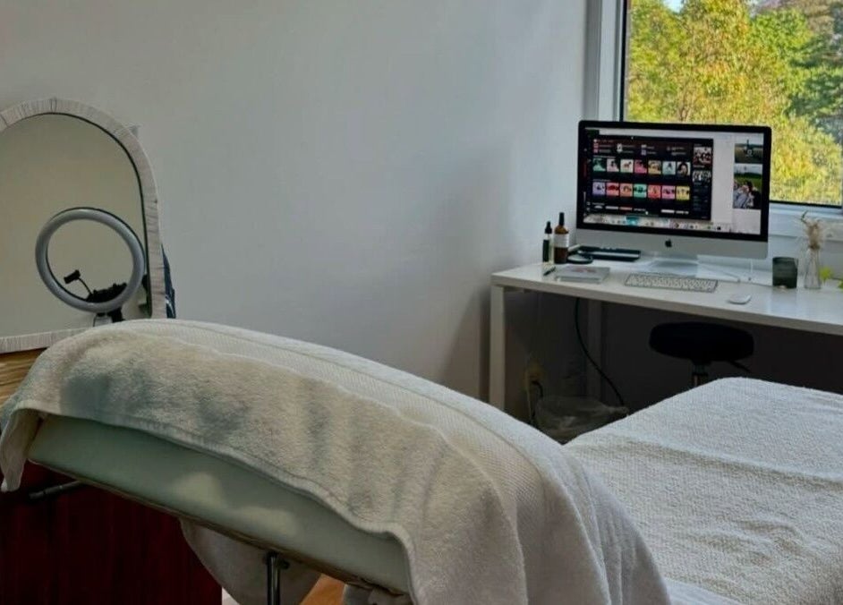 Relaxing treatment room at Brows by Britt, Wollongong, New South Wales, AU with a massage bed and mirror.