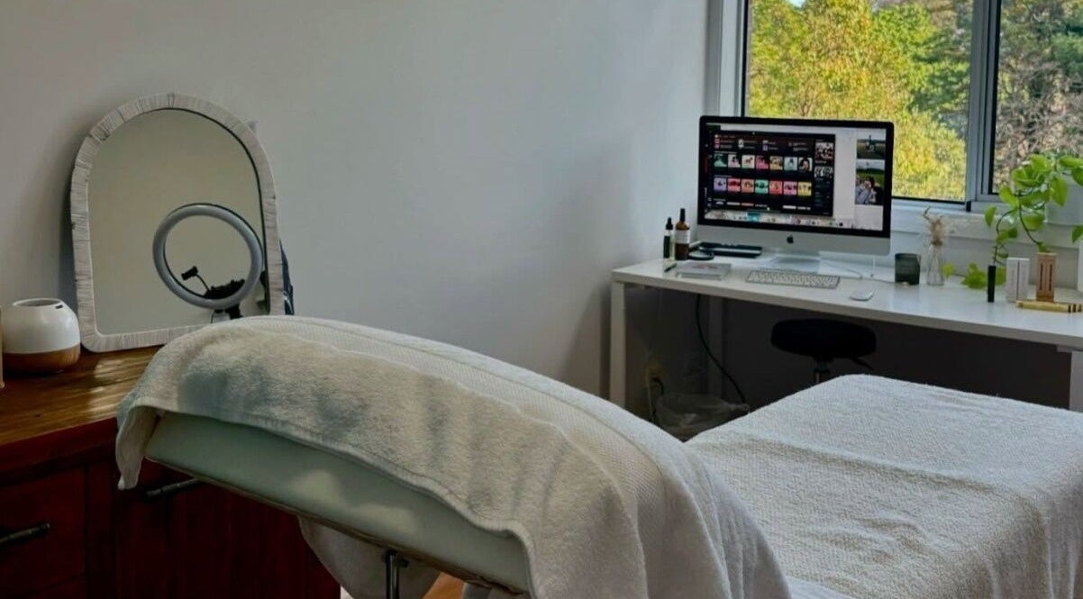 Relaxing treatment room at Brows by Britt, Wollongong, New South Wales, AU with a massage bed and mirror.