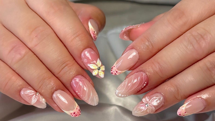 Luxie Nail Bar image 1