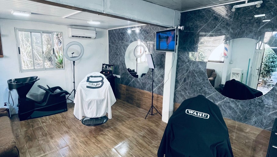 Interior moderno de Brunobarberstudio en Maldonado, Departamento De Maldonado, UY con estación de lavado y sillones.