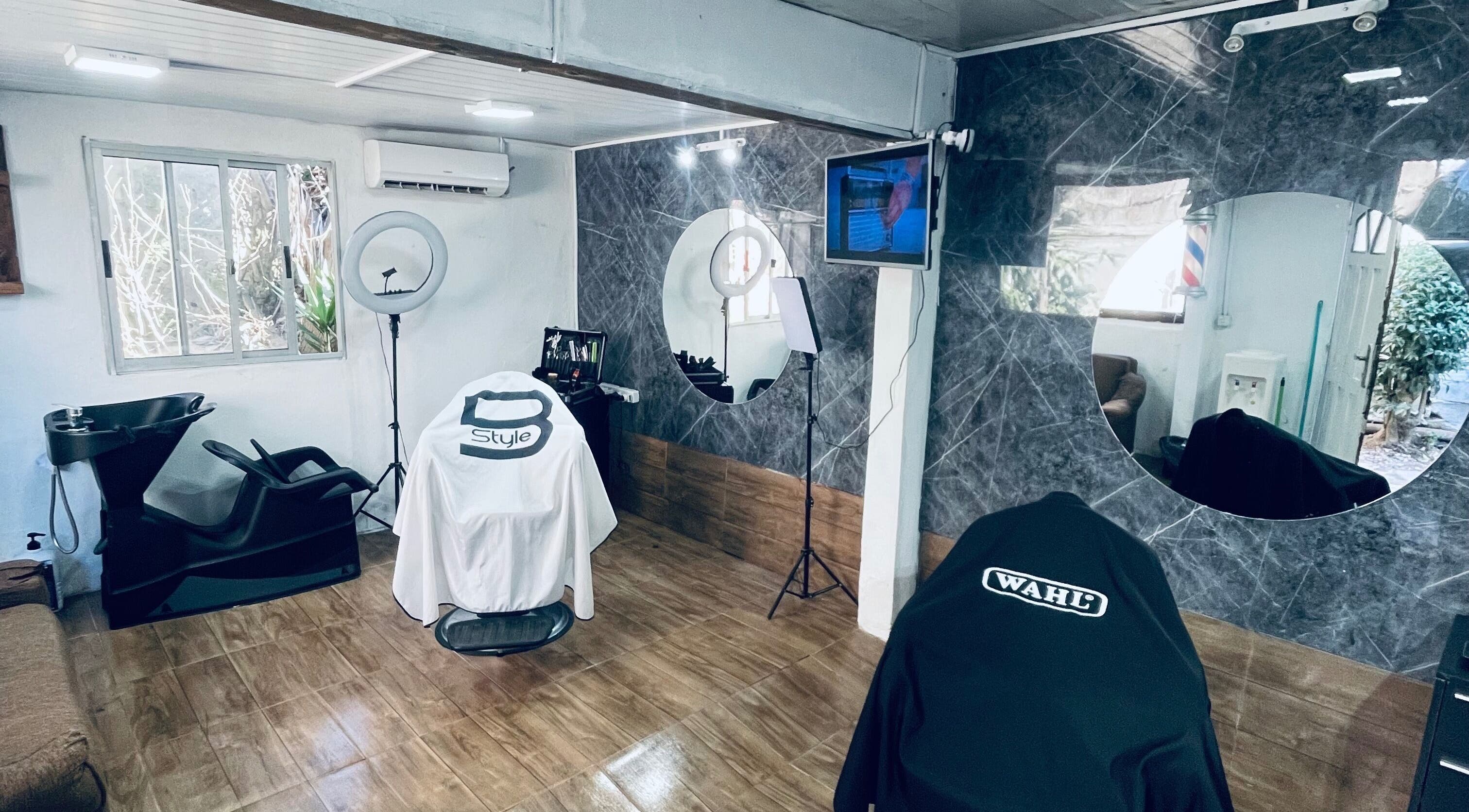 Interior moderno de Brunobarberstudio en Maldonado, Departamento De Maldonado, UY con estación de lavado y sillones.